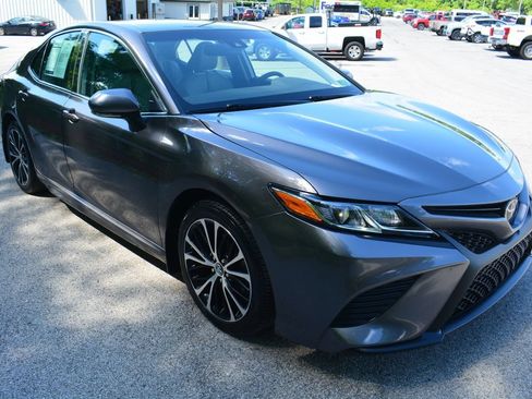 Used 2018 Toyota Camry SE w/ Convenience Package FWD image 4