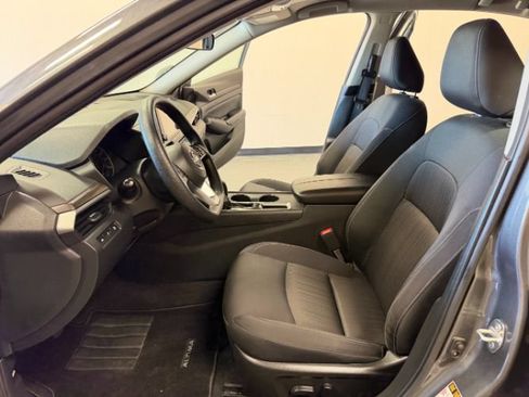 Used 2025 Nissan Altima 2.5 SV FWD image 12
