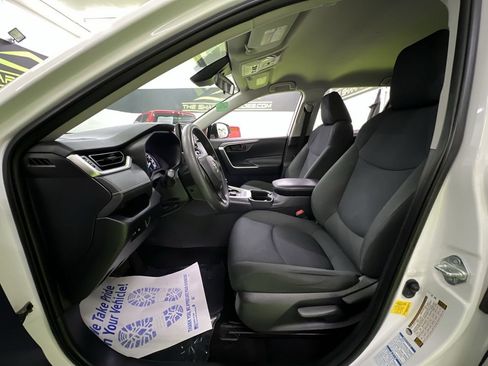 Used 2019 Toyota RAV4 LE AWD/4WD image 17
