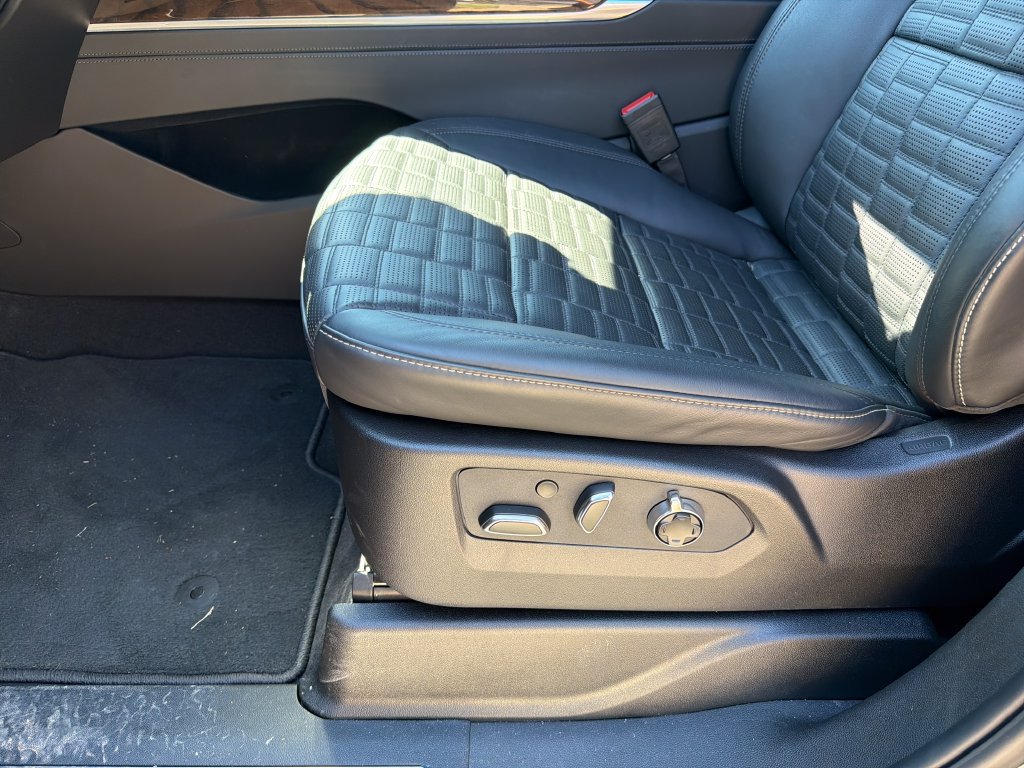Used 2026 Cadillac Escalade Platinum Sport w/ LPO, ONYX Package AWD/4WD image 18