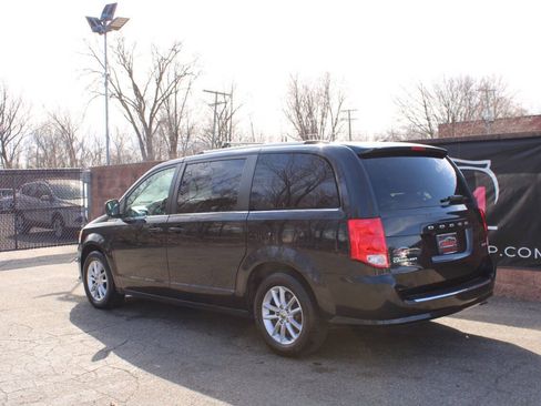 Used 2019 Dodge Grand Caravan SXT FWD image 3