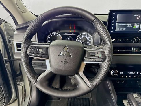 Used 2025 Mitsubishi Outlander SE image 12