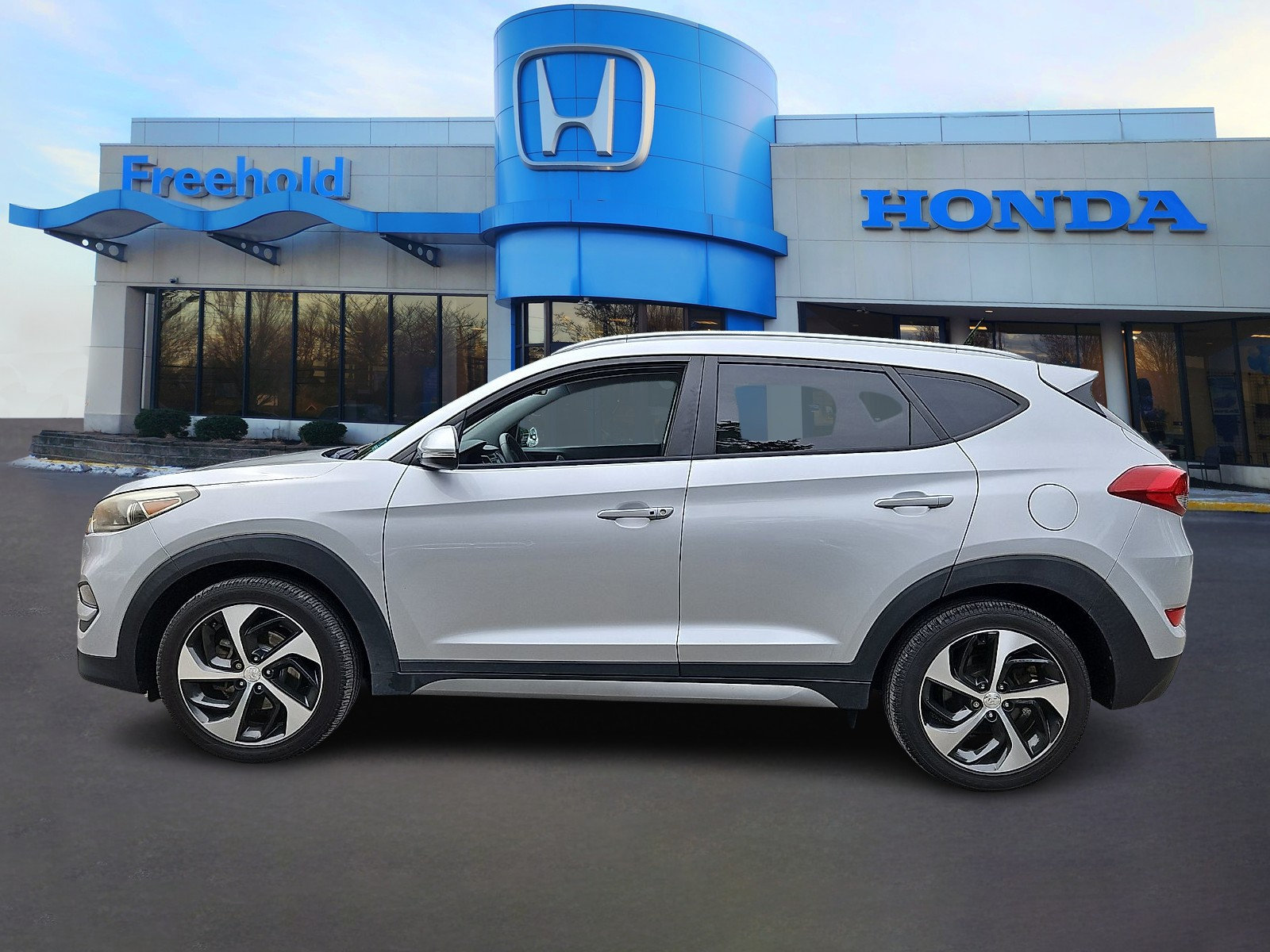 Used 2017 Hyundai Tucson Sport w/ Cargo Package AWD/4WD image 4