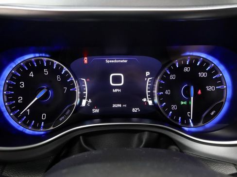 Used 2025 Chrysler Pacifica Limited FWD image 33