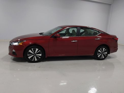 Used 2022 Nissan Altima 2.5 SV w/ SV Premium Package image 2