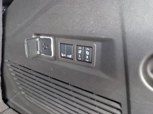 Used 2024 GMC Yukon Denali w/ Advanced Technology Package AWD/4WD image 6
