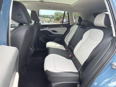 Used 2025 Volkswagen Tiguan SE w/ Panoramic Sunroof Package AWD/4WD image 23