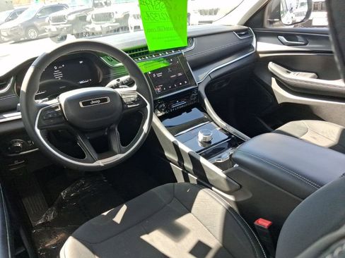 Used 2023 Jeep Grand Cherokee Laredo image 18