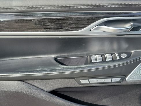 Used 2017 BMW 750i RWD image 25