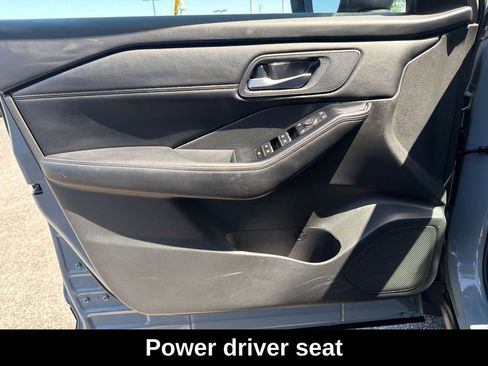 Used 2025 Nissan Rogue SL AWD/4WD image 12