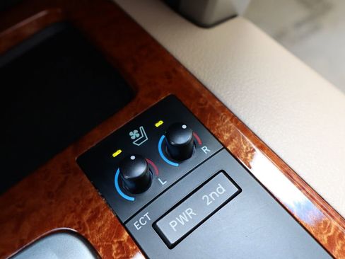 Used 2013 Toyota Land Cruiser image 18