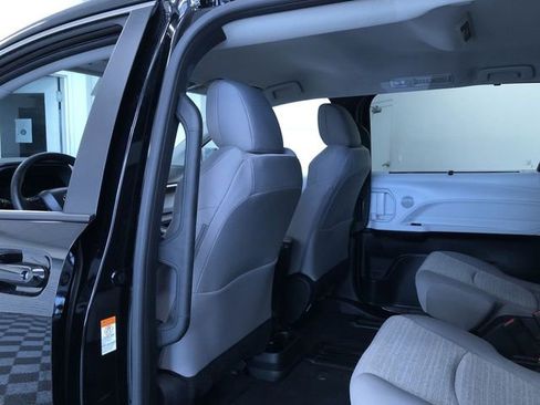 Used 2026 Toyota Sienna LE FWD image 19