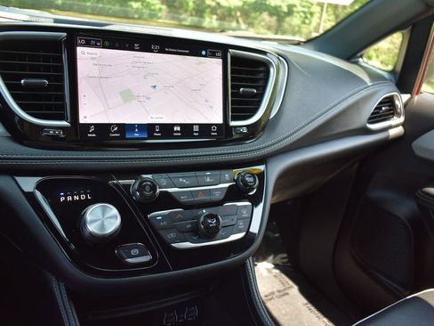Certified 2025 Chrysler Pacifica Limited FWD image 20