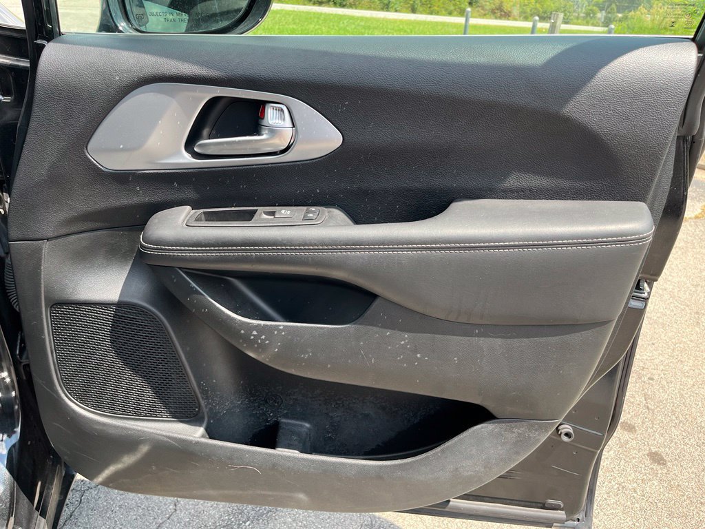 Used 2024 Chrysler Pacifica Touring FWD image 32