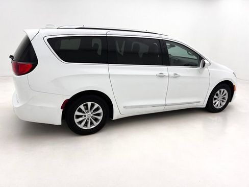 Used 2018 Chrysler Pacifica Touring-L w/ Premium Audio Group FWD image 6