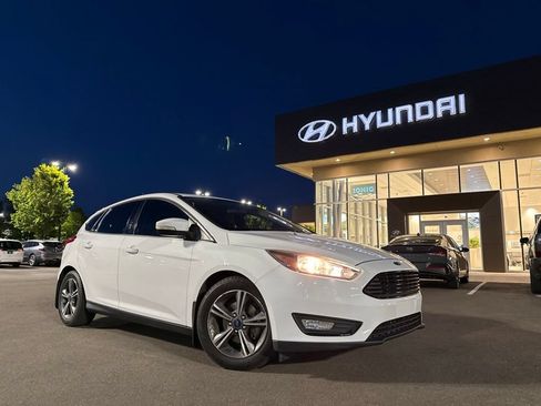 Used 2016 Ford Focus SE FWD image 2