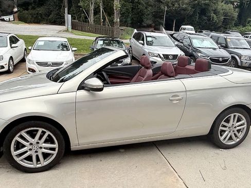 Used 2009 Volkswagen Eos Lux FWD image 4