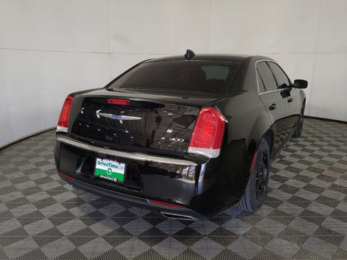 Used 2018 Chrysler 300 Touring RWD image 7