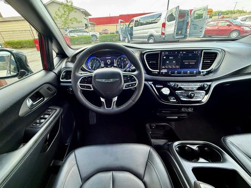 Used 2025 Chrysler Pacifica Select FWD image 17