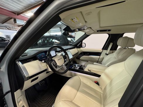 Used 2025 Land Rover Range Rover Long Wheelbase Autobiography image 9