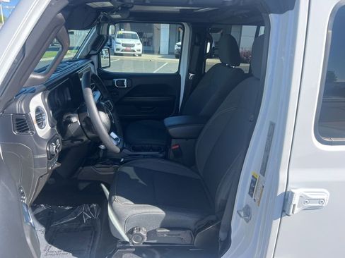 Used 2025 Jeep Wrangler Unlimited Sahara AWD/4WD image 24
