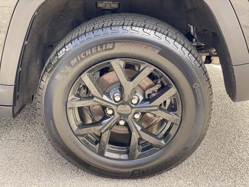 Used 2025 Jeep Grand Cherokee Altitude RWD image 15