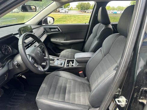 Used 2023 Mitsubishi Outlander SE AWD/4WD image 15