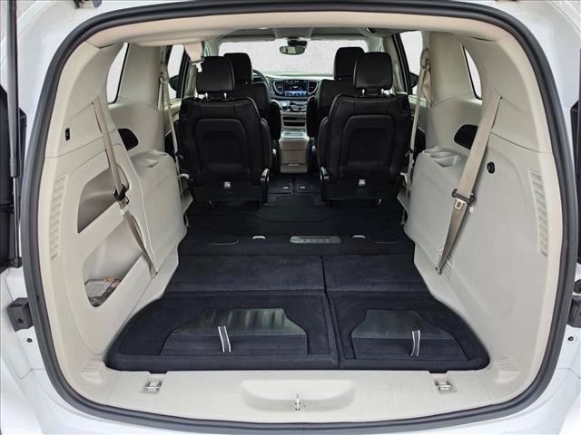Used 2024 Chrysler Pacifica Touring-L FWD image 17