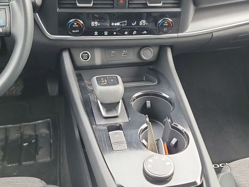 Used 2023 Nissan Rogue SV image 17