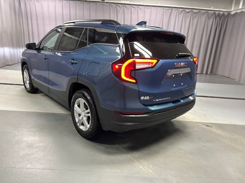 Used 2024 GMC Terrain SLE w/ Driver Convenience Package image 5