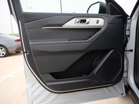 New 2026 Ford Explorer Active RWD image 17