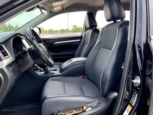Used 2019 Toyota Highlander Plus FWD image 7