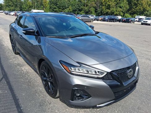 Used 2022 Nissan Maxima SR w/ Sport Mat Group FWD image 2