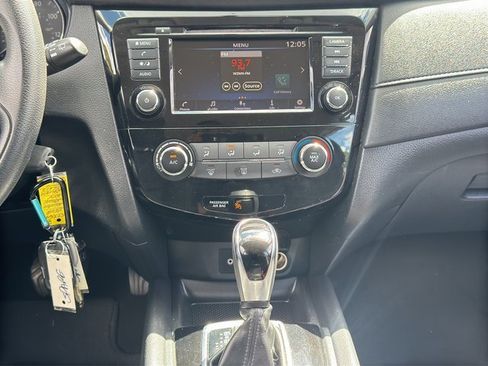 Used 2018 Nissan Rogue S image 20