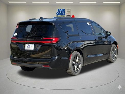 New 2026 Chrysler Pacifica Limited image 6