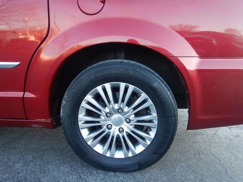 Used 2013 Chrysler Town & Country Touring-L image 31