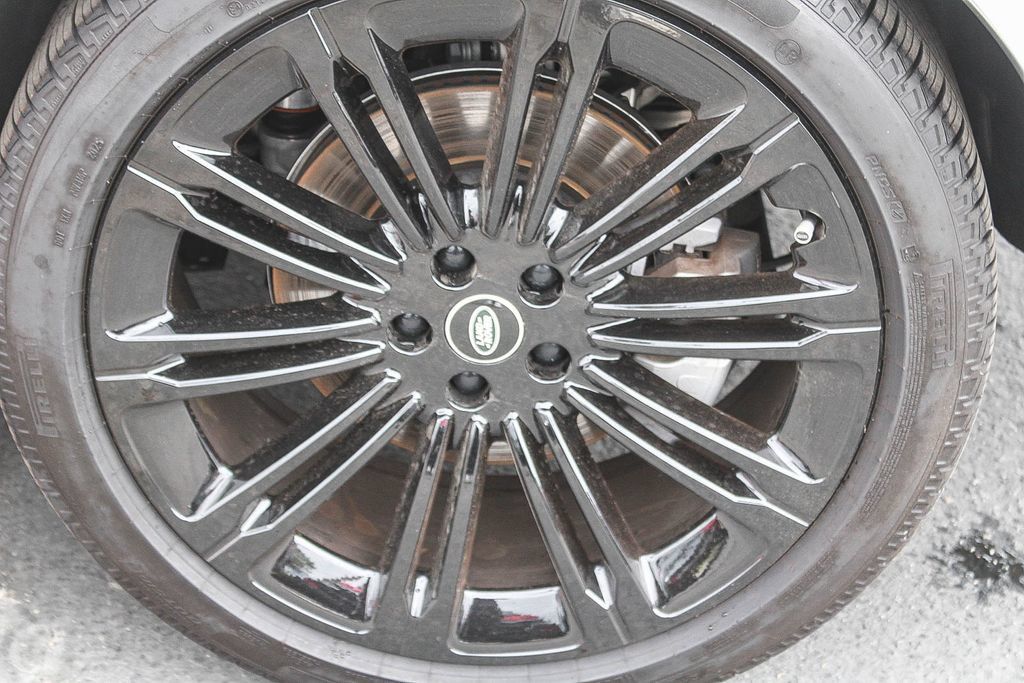Used 2025 Land Rover Range Rover SE AWD/4WD image 11