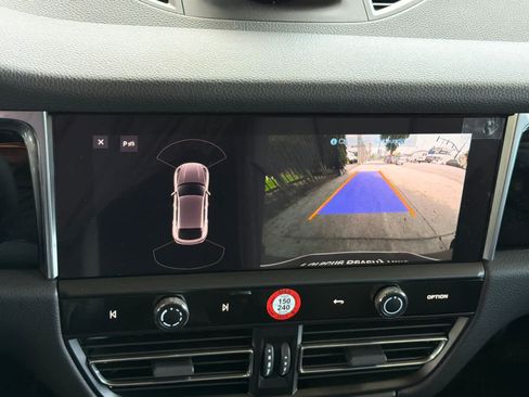 Certified 2025 Porsche Macan AWD/4WD image 22