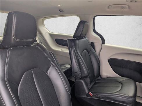 Used 2024 Chrysler Pacifica Select image 18