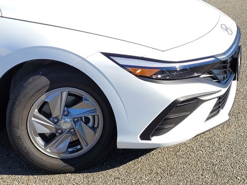 Certified 2025 Hyundai Elantra SE image 16
