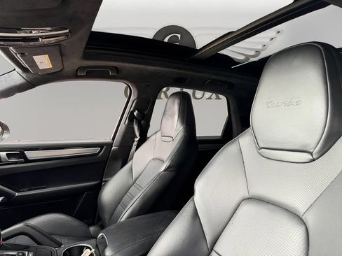 Used 2019 Porsche Cayenne Turbo AWD/4WD image 9