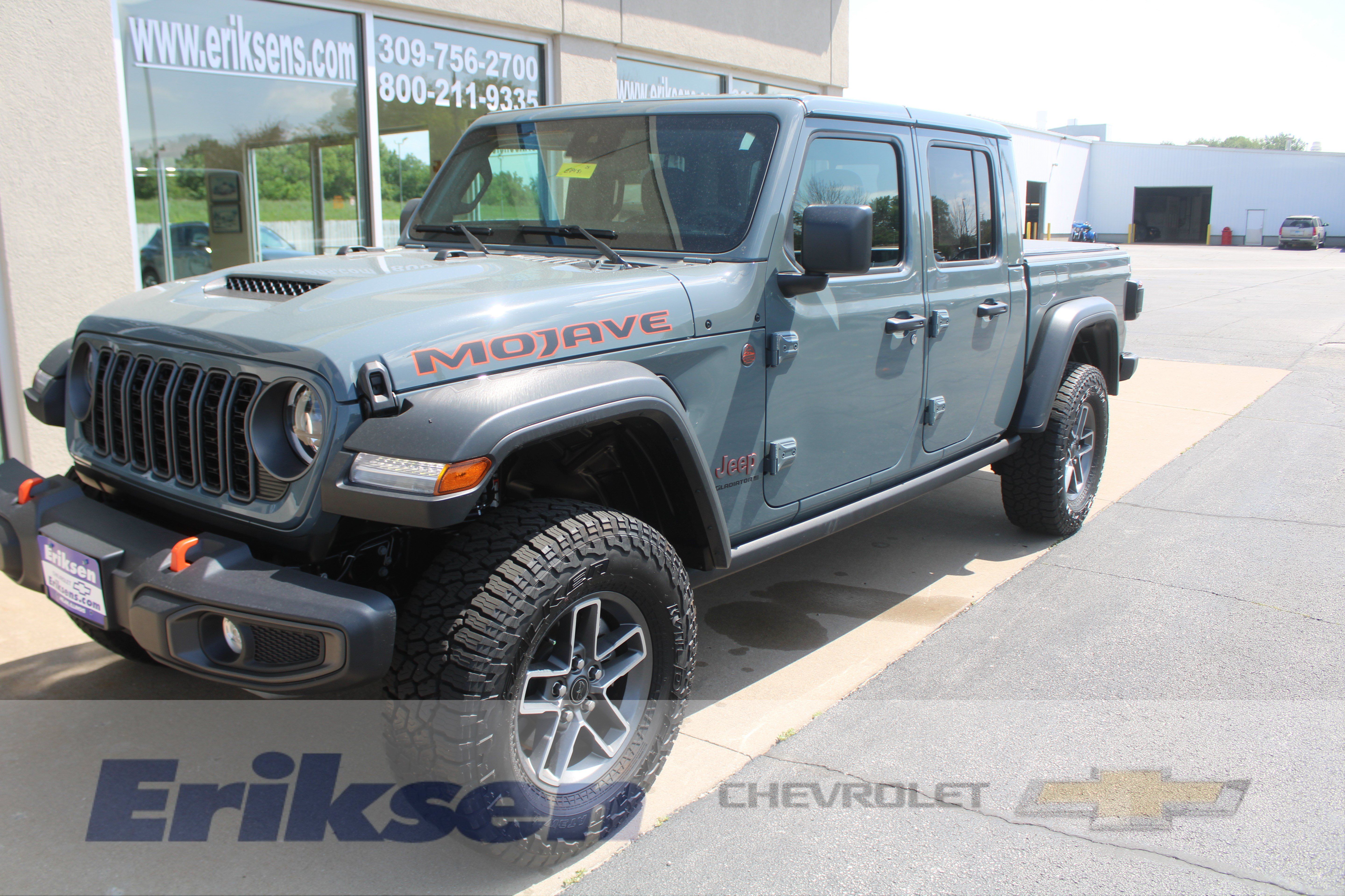 Used 2025 Jeep Gladiator Mojave AWD/4WD image 1