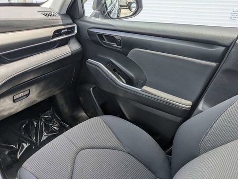 Used 2023 Toyota Highlander L FWD image 17
