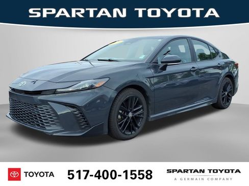 Used 2025 Toyota Camry SE FWD image 1