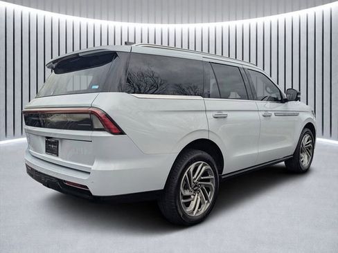 New 2026 Lincoln Navigator Reserve image 3