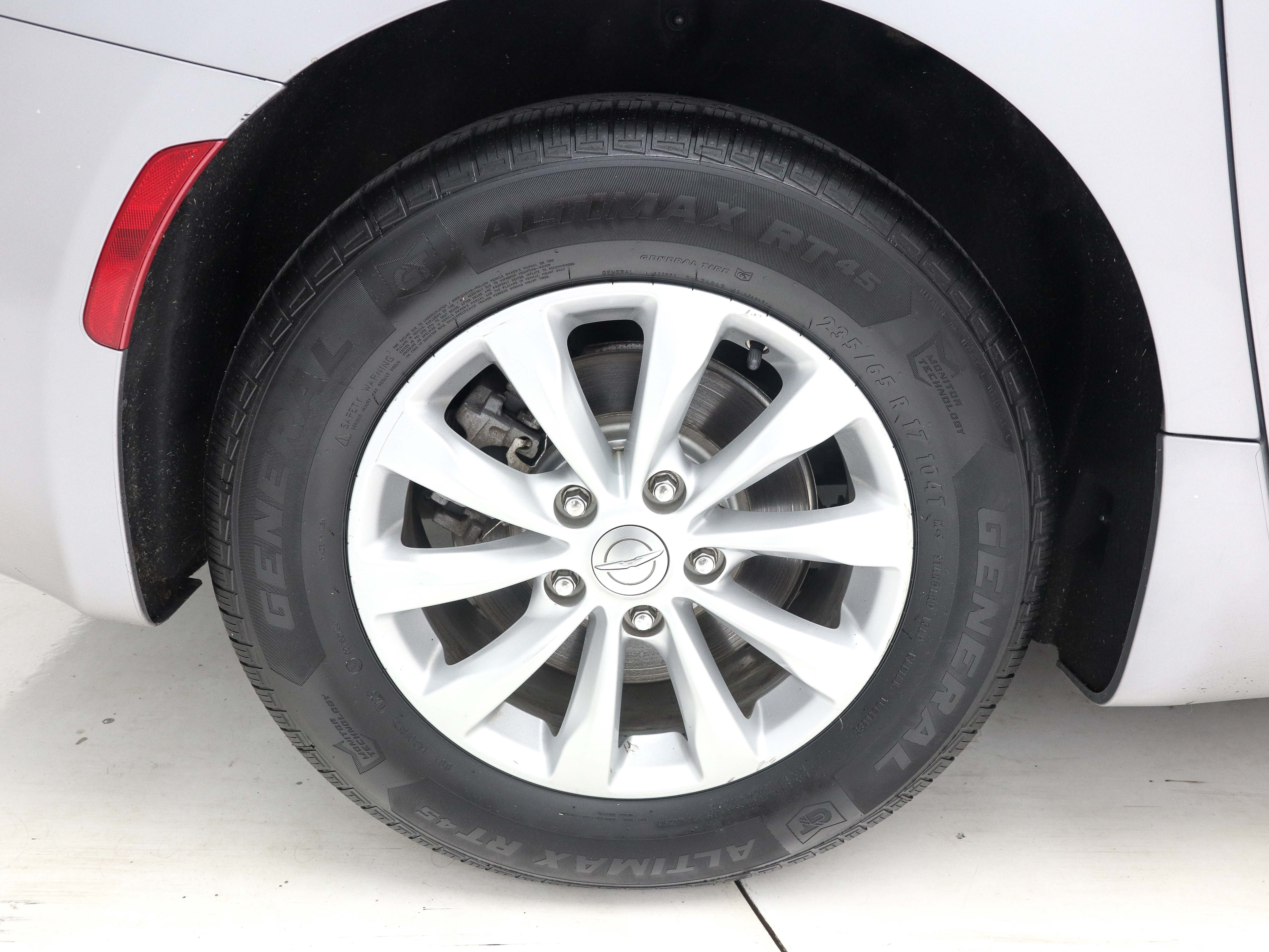 Used 2017 Chrysler Pacifica Touring-L FWD image 31