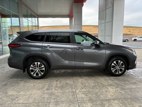Used 2023 Toyota Highlander XLE AWD/4WD image 9