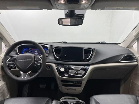 Used 2024 Chrysler Pacifica Touring-L FWD image 17