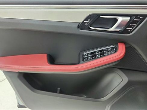 Used 2025 Porsche Macan image 34