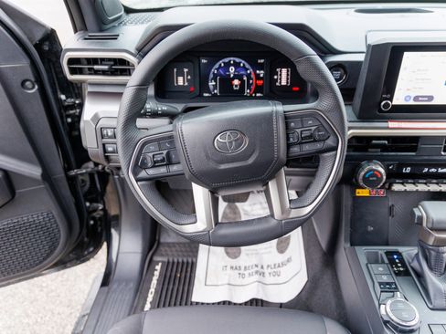 Certified 2025 Toyota Tacoma SR5 w/ SR5 Upgrade Package AWD/4WD image 44